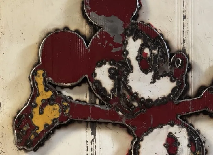 Nahaufnahme eines Stahlbilds: sichtbare Schweißnähte an einer Mickey-Mouse-Figur