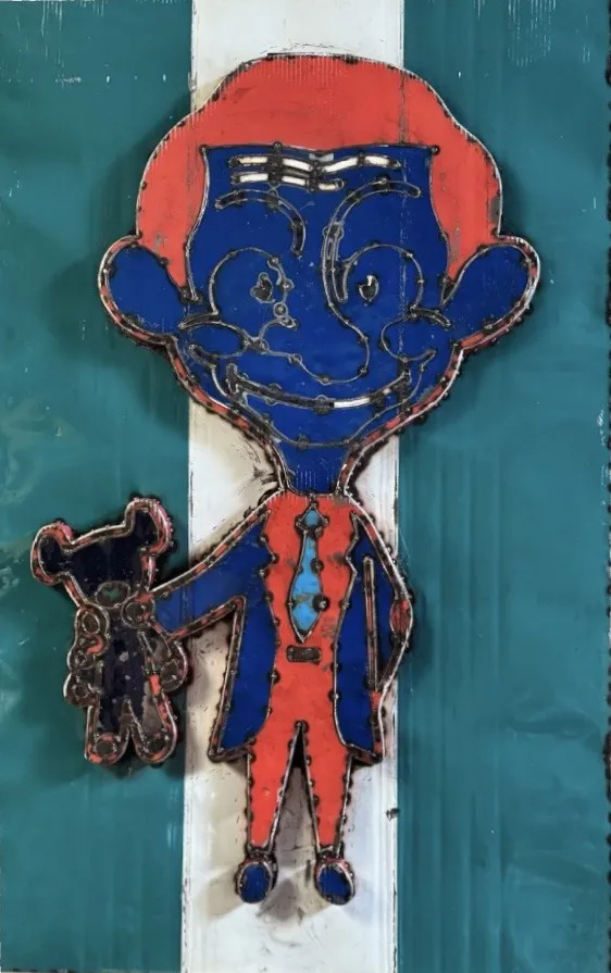 Stahlbild von Mr. Bean mit Teddy auf petrolfarbenem Metallgrund