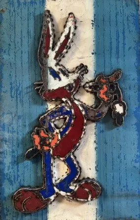 Stahlbild von Bugs Bunny mit Möhre auf blau-weißem Metallgrund