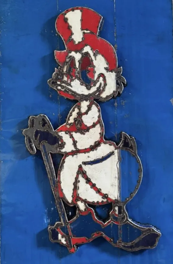 Stahlbild von Dagobert Duck mit Zylinder und Gehstock auf blauem Metallgrund