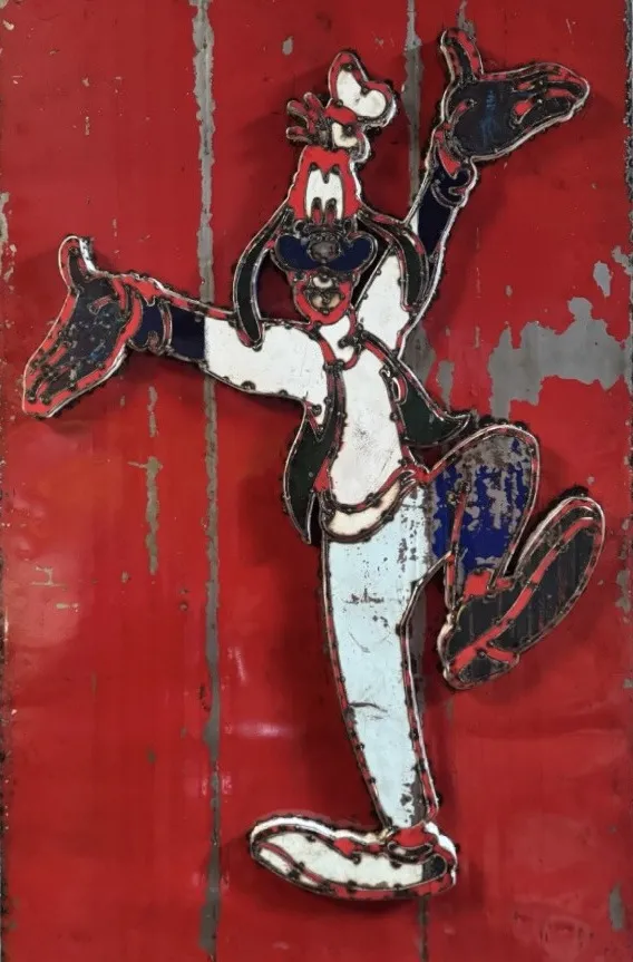 Stahlbild von Goofy in Bewegung auf leuchtend rotem Metallgrund