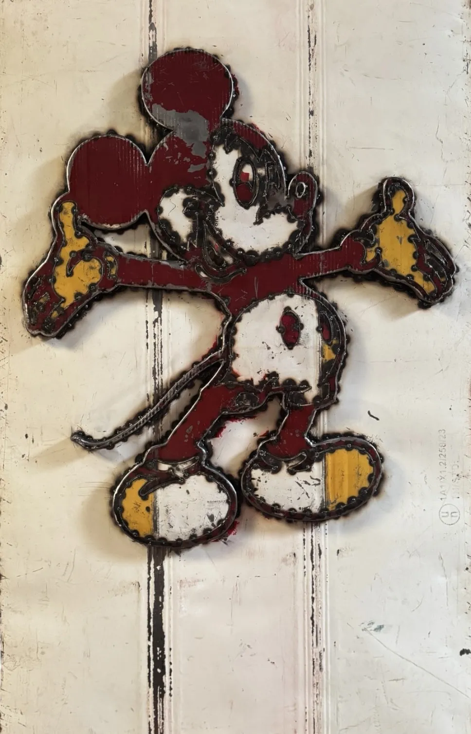 Stahlbild von Mickey Mouse in Rot und Gelb auf cremeweißem Metallgrund